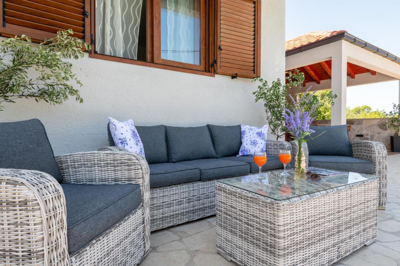 Villa Ivona With Swimming Pool And Jacuzzi Oslje Εξωτερικό φωτογραφία