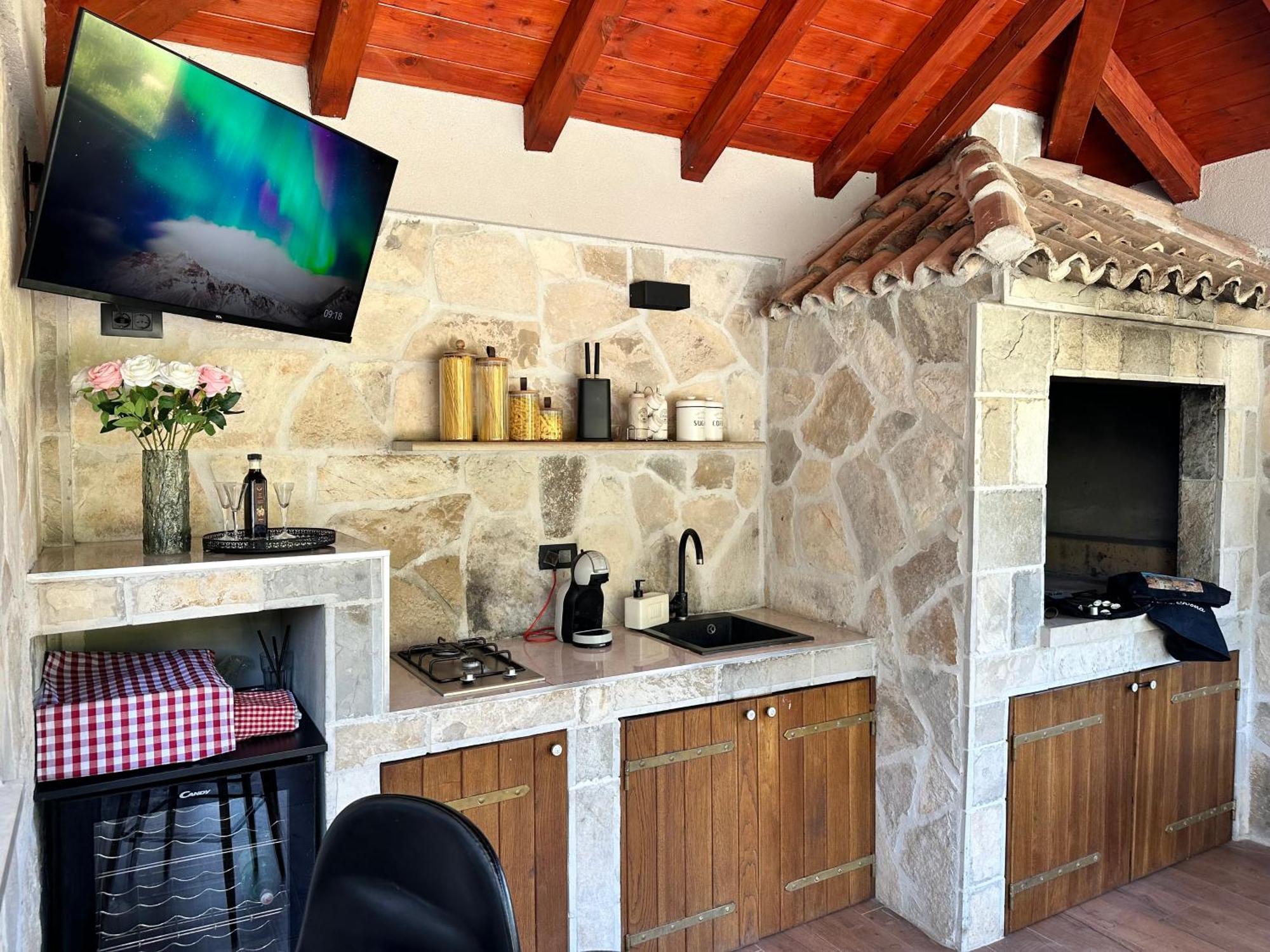 Villa Ivona With Swimming Pool And Jacuzzi Oslje Εξωτερικό φωτογραφία